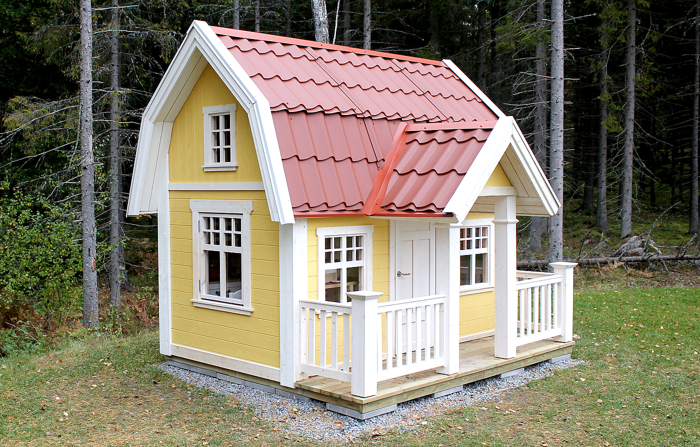 Lekstuga Djursholm XL (39 900 kr) med tillvalen Dörr med fönster (500 kr), Mellanpaketet innehållande takpanneplåt, blomlådor, fågelholk och öppningsbart fönster (8 000 kr) 48 400 kr komplett. (omålad.) Här har kunden målat den i herrgårdsgul och valt röd takpanneplåt.