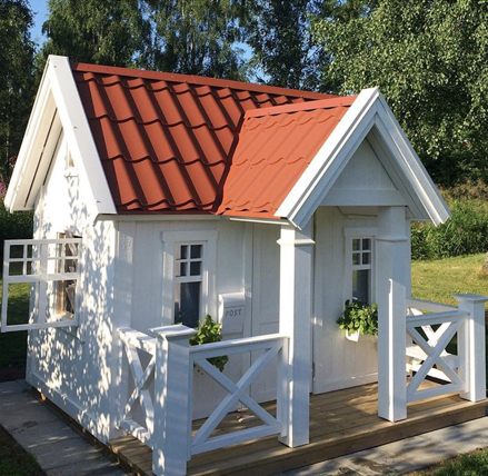Lekstuga Villa Hätte X-Large (32 900 kr) med tillvalen Mellanpaketet innehållande takpanneplåt, blomlådor, fågelholk och öppningsbart fönster (7 000 kr) = 39 900 kr komplett.