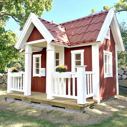 Lekstuga Vittinge Large (24 900 kr) med tillvalen Dörr med fönster (500 kr), Mellanpaketet innehållande takpanneplåt, blomlådor, fågelholk och öppningsbart fönster (6 000 kr) = 31 400 kr komplett.