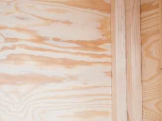 Plywood på insidan mellan ytterpanel och reglar/stomme är standard.