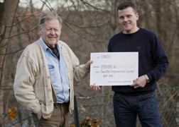 Nocke Eriksson, en av företagets grundare, och Anders Bjurström, VD med en symbolisk check till UNICEF Nocke Eriksson, en av företagets grundare, och Anders Bjurström, VD med en symbolisk check till UNICEF