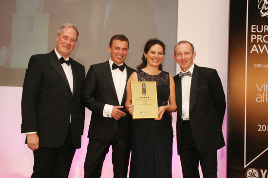 Från vänster ses: Lord Bates, Chairman of the judges, Pål Ross, Deirdre Ross och Stuart Shield, President of the International Property Awards. Photo Chris Sharp Från vänster ses: Lord Bates, Chairman of the judges, Pål Ross, Deirdre Ross och Stuart Shield, President of the International Property Awards. Photo Chris Sharp