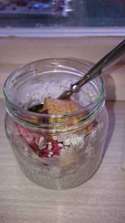 Chiapudding gjord på 1,5 dl kokosmjölk, 1,5 msk chiafrön, kanel och kardemumma. Toppad med mandelsmör (Hemmagjord, annars köp raw i butiken) , egen granola av blandade frön/nötter samt hallon. Är jag extra hungrig tar jag 1-2 ägg. Chiapudding gjord på 1,5 dl kokosmjölk, 1,5 msk chiafrön, kanel och kardemumma. Toppad med mandelsmör (Hemmagjord, annars köp raw i butiken) , egen granola av blandade frön/nötter samt hallon. Är jag extra hungrig tar jag 1-2 ägg.