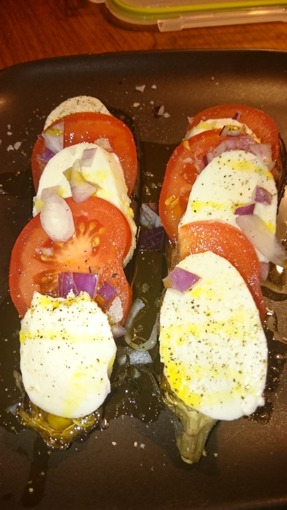 Ugnsbakad aburgine med mozarella, tomater, rödlök och olivolja. Dela aburginen. Salta och peppra men INTE olivolja (tål inte särskilt höga temperaturer). In i ugnen på 200 grader i ca 20 minuter (tills de blivit mjuka). Ta ut, ringla över olivolja, på med moxarella, tomat och rödlök, salta(peppra, ringla lite kallpressad olivolja över igen. Ät! Ugnsbakad aburgine med mozarella, tomater, rödlök och olivolja. Dela aburginen. Salta och peppra men INTE olivolja (tål inte särskilt höga temperaturer). In i ugnen på 200 grader i ca 20 minuter (tills de blivit mjuka). Ta ut, ringla över olivolja, på med moxarella, tomat och rödlök, salta(peppra, ringla lite kallpressad olivolja över igen. Ät!
