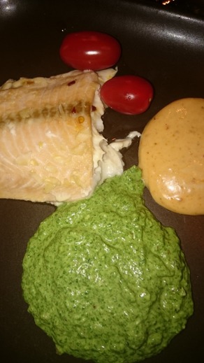 Ugnsbakad fisk med chilidressing, spenatpesto och tomatmajonnäs. Sätt ugnen på 200 grader. Lägg fisk i en form efter antal personer. Vi hade färsk viltfångad lax och torsk. Gör en sweetchilidressing på 1 msk soja (glutenfri), 1 msk honung, 1/2-1 chili, 2 msk kokosolja. Detta kokos upp lätt och mixas sedan när chilin blivit mjuk med mixerstaven. Låt svalna lite och pensla på fisken. Strö över mandelspån om du tål eller grovt hackade pistagenötter. In i ugnen i ca 15-20 min. Under tiden gör du spenatpesto. Plocka fram matberedaren där du lägger i halvtinad spenat (ca2-3 dl), 2 vitlöksklyftor, salta/peppra, 1 dl sötmandel (går säkert bra med pumpafrön om du inte tål mandel) och börja med 1 dl kallpressad rapsolja. MIXA! Häll sedan i kallpressad rapsolja efter önskad konsistens. Bland det godaste tillbehöret jag gjort någonsin! Majonnäsen gör du genom att sätta en stavmixer i en passande skål, kläck i 3 äggulor )spara äggvitorna till en omelett eller annat dagen efter) i en skål, salt/peppar och lite balsamvinäger, häll på 2 dl flytande kokosolja. Kör igång mixerstaven på full effekt, höj sedan långsamt upp den så att allt blandas och tjocknar till. Smaksätt med soltorkade tomater och mixa på till en slät kräm. Ugnsbakad fisk med chilidressing, spenatpesto och tomatmajonnäs. Sätt ugnen på 200 grader. Lägg fisk i en form efter antal personer. Vi hade färsk viltfångad lax och torsk. Gör en sweetchilidressing på 1 msk soja (glutenfri), 1 msk honung, 1/2-1 chili, 2 msk kokosolja. Detta kokos upp lätt och mixas sedan när chilin blivit mjuk med mixerstaven. Låt svalna lite och pensla på fisken. Strö över mandelspån om du tål eller grovt hackade pistagenötter. In i ugnen i ca 15-20 min. Under tiden gör du spenatpesto. Plocka fram matberedaren där du lägger i halvtinad spenat (ca2-3 dl), 2 vitlöksklyftor, salta/peppra, 1 dl sötmandel (går säkert bra med pumpafrön om du inte tål mandel) och börja med 1 dl kallpressad rapsolja. MIXA! Häll sedan i kallpressad rapsolja efter önskad konsistens. Bland det godaste tillbehöret jag gjort någonsin! Majonnäsen gör du genom att sätta en stavmixer i en passande skål, kläck i 3 äggulor )spara äggvitorna till en omelett eller annat dagen efter) i en skål, salt/peppar och lite balsamvinäger, häll på 2 dl flytande kokosolja. Kör igång mixerstaven på full effekt, höj sedan långsamt upp den så att allt blandas och tjocknar till. Smaksätt med soltorkade tomater och mixa på till en slät kräm.