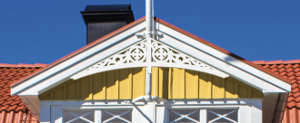 Gavelornament 004. Köp Snickarglädje och dekoration till verandan, farstukvisten, hela huset och villan. Måttanpassade konsoler, staket och räcken med snickarglädje. Du hittar gammaldags träräcke att köpa, trästaket med detaljer, mönster, ornament, dekoration för huset, snideri, träsnideri och snickarglädje med krusiduller och krumelurer till fastukvist och veranda samt dekor till taket och vindskivorna. Nockdekor och gavelornament. Dekoration till fönster och överliggare med dekorativt fönsterfoder. Prisvärt, svensktillverkat och snabb leverans. Gavelornament 004. Köp Snickarglädje och dekoration till verandan, farstukvisten, hela huset och villan. Måttanpassade konsoler, staket och räcken med snickarglädje. Du hittar gammaldags träräcke att köpa, trästaket med detaljer, mönster, ornament, dekoration för huset, snideri, träsnideri och snickarglädje med krusiduller och krumelurer till fastukvist och veranda samt dekor till taket och vindskivorna. Nockdekor och gavelornament. Dekoration till fönster och överliggare med dekorativt fönsterfoder. Prisvärt, svensktillverkat och snabb leverans.