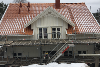 Gavelornament 002. Köp Snickarglädje och dekoration till verandan, farstukvisten, hela huset och villan. Måttanpassade konsoler, staket och räcken med snickarglädje. Du hittar gammaldags träräcke att köpa, trästaket med detaljer, mönster, ornament, dekoration för huset, snideri, träsnideri och snickarglädje med krusiduller och krumelurer till fastukvist och veranda samt dekor till taket och vindskivorna. Nockdekor och gavelornament. Dekoration till fönster och överliggare med dekorativt fönsterfoder. Prisvärt, svensktillverkat och snabb leverans. Gavelornament 002. Köp Snickarglädje och dekoration till verandan, farstukvisten, hela huset och villan. Måttanpassade konsoler, staket och räcken med snickarglädje. Du hittar gammaldags träräcke att köpa, trästaket med detaljer, mönster, ornament, dekoration för huset, snideri, träsnideri och snickarglädje med krusiduller och krumelurer till fastukvist och veranda samt dekor till taket och vindskivorna. Nockdekor och gavelornament. Dekoration till fönster och överliggare med dekorativt fönsterfoder. Prisvärt, svensktillverkat och snabb leverans.