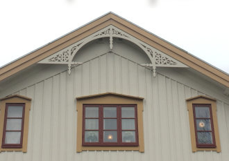 Gavelornament 001. Köp Snickarglädje och dekoration till verandan, farstukvisten, hela huset och villan. Måttanpassade konsoler, staket och räcken med snickarglädje. Du hittar gammaldags träräcke att köpa, trästaket med detaljer, mönster, ornament, dekoration för huset, snideri, träsnideri och snickarglädje med krusiduller och krumelurer till fastukvist och veranda samt dekor till taket och vindskivorna. Nockdekor och gavelornament. Dekoration till fönster och överliggare med dekorativt fönsterfoder. Prisvärt, svensktillverkat och snabb leverans. Gavelornament 001. Köp Snickarglädje och dekoration till verandan, farstukvisten, hela huset och villan. Måttanpassade konsoler, staket och räcken med snickarglädje. Du hittar gammaldags träräcke att köpa, trästaket med detaljer, mönster, ornament, dekoration för huset, snideri, träsnideri och snickarglädje med krusiduller och krumelurer till fastukvist och veranda samt dekor till taket och vindskivorna. Nockdekor och gavelornament. Dekoration till fönster och överliggare med dekorativt fönsterfoder. Prisvärt, svensktillverkat och snabb leverans.