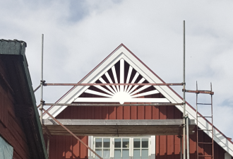 Gavelornament nr 030 med mönster av sol och snickarglädje för dekoration av tak och taknock
