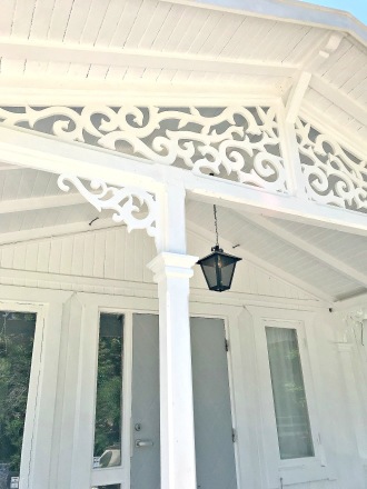 Zierornamente für ihre Veranda und Terrasse, Geländer, Dächer, Windbretter, Giebel und Fenster. Scrollen Sie nach unten, und lassen Sie sich inspirieren! Wählen Sie dekorative Konsolen für Ihre Veranda aus unseren Standardmaßen aus oder bestellen Sie Ihre Konsolen mit Ihren eigenen Abmessungen. Hausdekoration, Giebelschmuck, Dachschmuck, Giebelgaubenschmuck, Dachgaubenschmuck, Gaubenschmuck, Hausschmuck, Konsolen, Geländerschmuck,Veranda, Stempel Veranda, Sägen Freunde, Holzfassade, Balkonbrüstung, Hausdekoration, Windscheibe dekor, decke dekor, Ende dekor, Schnitzereien, Holzmuster, vestibul, pergola, pavillon, orangeri, verschnörkelt, frills, sveitserstil, ornament, Schriftrollen. holzzäune, dachterrasse, zaun, reling, Holzgeländer,Hausdekoration, Giebelschmuck, Dachschmuck, Giebelgaubenschmuck, Dachgaubenschmuck, Gaubenschmuck, Hausschmuck, Konsolen, Geländerschmuck Zierornamente für ihre Veranda und Terrasse, Geländer, Dächer, Windbretter, Giebel und Fenster. Scrollen Sie nach unten, und lassen Sie sich inspirieren! Wählen Sie dekorative Konsolen für Ihre Veranda aus unseren Standardmaßen aus oder bestellen Sie Ihre Konsolen mit Ihren eigenen Abmessungen. Hausdekoration, Giebelschmuck, Dachschmuck, Giebelgaubenschmuck, Dachgaubenschmuck, Gaubenschmuck, Hausschmuck, Konsolen, Geländerschmuck,Veranda, Stempel Veranda, Sägen Freunde, Holzfassade, Balkonbrüstung, Hausdekoration, Windscheibe dekor, decke dekor, Ende dekor, Schnitzereien, Holzmuster, vestibul, pergola, pavillon, orangeri, verschnörkelt, frills, sveitserstil, ornament, Schriftrollen. holzzäune, dachterrasse, zaun, reling, Holzgeländer,Hausdekoration, Giebelschmuck, Dachschmuck, Giebelgaubenschmuck, Dachgaubenschmuck, Gaubenschmuck, Hausschmuck, Konsolen, Geländerschmuck