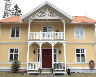 Giebelschmuck 101. Hier können Sie traditionelle Zierornamente für ihre Giebel, Fenster und Terrassen kaufen. Schwedischer Stil, schwedische Häuser, Villen und Ferienhäuser. Bestellen Sie Ihr eigenes Design und Größe oder wählen sie eines unserer Standardmodelle. Zierornamente für ihre Veranda und Terrasse, Geländer, Dächer, Windbretter, Giebel und Fenster. Scrollen Sie nach unten, und lassen Sie sich inspirieren! Wählen Sie dekorative Konsolen für Ihre Veranda aus unseren Standardmaßen aus oder bestellen Sie Ihre Konsolen mit Ihren eigenen Abmessungen. Hausdekoration, Giebelschmuck, Dachschmuck, Giebelgaubenschmuck, Dachgaubenschmuck, Gaubenschmuck, Hausschmuck, Konsolen, Geländerschmuck,Veranda, Stempel Veranda, Sägen Freunde, Holzfassade, Balkonbrüstung, Hausdekoration, Windscheibe dekor, decke dekor, Ende dekor, Schnitzereien, Holzmuster, vestibul, pergola, pavillon, orangeri, verschnörkelt, frills, sveitserstil, ornament, Schriftrollen. holzzäune, dachterrasse, zaun, reling, Holzgeländer,Hausdekoration, Giebelschmuck, Dachschmuck, Giebelgaubenschmuck, Dachgaubenschmuck, Gaubenschmuck, Hausschmuck, Konsolen, Geländerschmuck Giebelschmuck 101. Hier können Sie traditionelle Zierornamente für ihre Giebel, Fenster und Terrassen kaufen. Schwedischer Stil, schwedische Häuser, Villen und Ferienhäuser. Bestellen Sie Ihr eigenes Design und Größe oder wählen sie eines unserer Standardmodelle. Zierornamente für ihre Veranda und Terrasse, Geländer, Dächer, Windbretter, Giebel und Fenster. Scrollen Sie nach unten, und lassen Sie sich inspirieren! Wählen Sie dekorative Konsolen für Ihre Veranda aus unseren Standardmaßen aus oder bestellen Sie Ihre Konsolen mit Ihren eigenen Abmessungen. Hausdekoration, Giebelschmuck, Dachschmuck, Giebelgaubenschmuck, Dachgaubenschmuck, Gaubenschmuck, Hausschmuck, Konsolen, Geländerschmuck,Veranda, Stempel Veranda, Sägen Freunde, Holzfassade, Balkonbrüstung, Hausdekoration, Windscheibe dekor, decke dekor, Ende dekor, Schnitzereien, Holzmuster, vestibul, pergola, pavillon, orangeri, verschnörkelt, frills, sveitserstil, ornament, Schriftrollen. holzzäune, dachterrasse, zaun, reling, Holzgeländer,Hausdekoration, Giebelschmuck, Dachschmuck, Giebelgaubenschmuck, Dachgaubenschmuck, Gaubenschmuck, Hausschmuck, Konsolen, Geländerschmuck