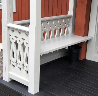Frontespis med fyllnadsdekor och med gavelornament. Köp Snickarglädje och dekoration till verandan, farstukvisten, hela huset och villan. Måttanpassade konsoler och räcken med snickarglädje. Du hittar träräcke, trästaket med detaljer, mönster, ornamnent, dekoration för huset, snideri, träsnideri och snickarglädje med krusiduller och krumelurer till fastukvisten och verandan samt dekor till taket och vindskivorna. Nockdekor och gavelornament. Dekoration till fönster och överliggare med dekorativt fönsterfoder. Prisvärt, svensktillverkat och snabb leverans. Frontespis med fyllnadsdekor och med gavelornament. Köp Snickarglädje och dekoration till verandan, farstukvisten, hela huset och villan. Måttanpassade konsoler och räcken med snickarglädje. Du hittar träräcke, trästaket med detaljer, mönster, ornamnent, dekoration för huset, snideri, träsnideri och snickarglädje med krusiduller och krumelurer till fastukvisten och verandan samt dekor till taket och vindskivorna. Nockdekor och gavelornament. Dekoration till fönster och överliggare med dekorativt fönsterfoder. Prisvärt, svensktillverkat och snabb leverans.