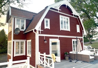 Frontespis med fyllnadsdekor och med gavelornament. Köp Snickarglädje och dekoration till verandan, farstukvisten, hela huset och villan. Måttanpassade konsoler och räcken med snickarglädje. Du hittar träräcke, trästaket med detaljer, mönster, ornamnent, dekoration för huset, snideri, träsnideri och snickarglädje med krusiduller och krumelurer till fastukvisten och verandan samt dekor till taket och vindskivorna. Nockdekor och gavelornament. Dekoration till fönster och överliggare med dekorativt fönsterfoder. Prisvärt, svensktillverkat och snabb leverans. Frontespis med fyllnadsdekor och med gavelornament. Köp Snickarglädje och dekoration till verandan, farstukvisten, hela huset och villan. Måttanpassade konsoler och räcken med snickarglädje. Du hittar träräcke, trästaket med detaljer, mönster, ornamnent, dekoration för huset, snideri, träsnideri och snickarglädje med krusiduller och krumelurer till fastukvisten och verandan samt dekor till taket och vindskivorna. Nockdekor och gavelornament. Dekoration till fönster och överliggare med dekorativt fönsterfoder. Prisvärt, svensktillverkat och snabb leverans.