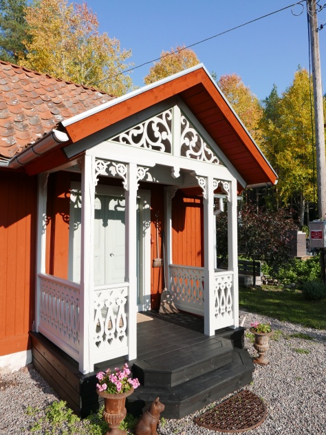 Rött hus med fyllnadsdekor nr 090 - gammaldags snickarglädje med ornament och dekoration till tak och nock