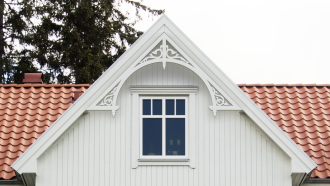 Gavelornament nr 050 med snickarglädje för dekoration av tak och taknock