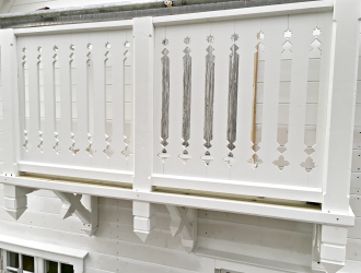 Klassiskt balkongräcke med snickarglädje i gammal stil