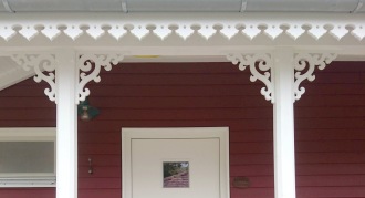 Farstukvist och veranda i gammal stil med dekorativa konsoler i trä. Konsol  nr 001,