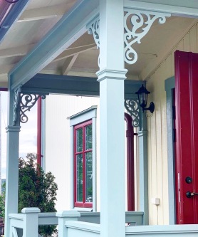 Farstukvist med röd dörr och träkonsol 018 - dekorativ konsol i trä till farstukvist & veranda