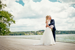 Wedding Photography by the lake Mälaren. Photo: Juliana Fälldin