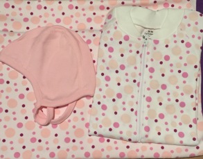 Babypaket - Pyjamas/Hjälmmössa/Babyfilt Rosa Bubblor 50-60cl - Stl. 50 Babypaket Pyjamas/Hjälmmössa/ Babyfilt Rosa Bubblor
