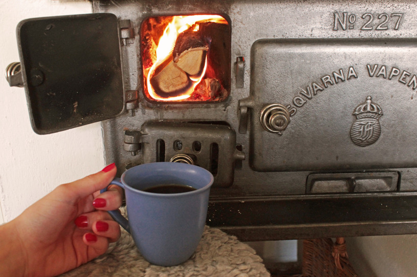 Framför brasan en morgon med kaffe och datorn. Försökte göra pluggandet lite bätte. Tror det gick. Framför brasan en morgon med kaffe och datorn. Försökte göra pluggandet lite bätte. Tror det gick.