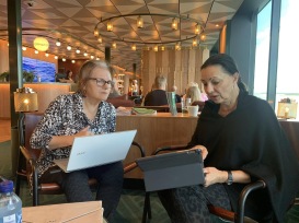 Teresa Altzen och Pia F Davidson läser varandras texter och lämnar feedback under  skrivretreaten den 12-13 juni-24 på Viking Glory.