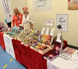 Britta Ivarsson Possnert och Carina Aynsley på 60+-mässan i Uppsala den 18 mars-25