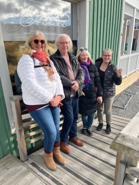 Sverigeförfattarna Britta Ivarsson Possnert, Per Berg och Carina Aynsley med fotografen Madeleine Aaraas vid hennes utställning i Järvsö.