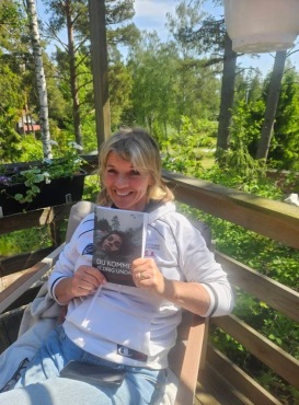 Åsa visar sin bok på bokeventet på Rådmansö den 14 juni-25. Åsa visar sin bok på bokeventet på Rådmansö den 14 juni-25.