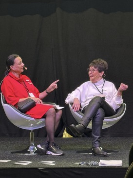 Pia F Davidson och Birgitta Backlund pratar på Seniorfestivalens stora scen 2025. Pia F Davidson och Birgitta Backlund pratar på Seniorfestivalens stora scen 2025.