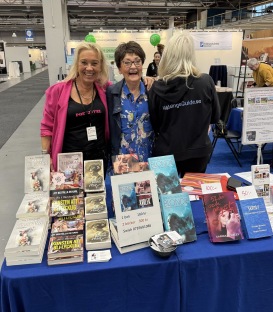 Carina Cefa Öhrlund och Birgitta Backlund i Sverigeförfattarnas monter på Seniorfestivalen 2025. Carina Cefa Öhrlund och Birgitta Backlund i Sverigeförfattarnas monter på Seniorfestivalen 2025.