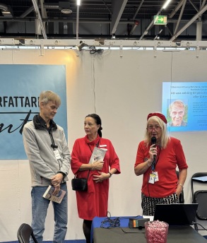 Mikael Dolfe och Pia F Davidson intervjuas av Carina Aynsley på Seniorfestivalen 2025.