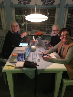 Här lyser flitens lampa. Carina Aynsley, Lill Viljesten och Birgitta Andersson Backlund vid Pia F Davidsons köksbord på skrivarretreate. Här lyser flitens lampa. Carina Aynsley, Lill Viljesten och Birgitta Andersson Backlund vid Pia F Davidsons köksbord på skrivarretreate.