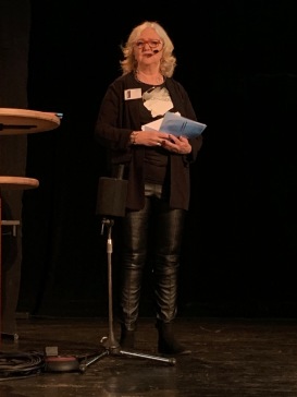 Britta Ivarsson Possnert pratar på scenen i Ötersund i samband med SeniorExpo-20. Britta Ivarsson Possnert pratar på scenen i Ötersund i samband med SeniorExpo-20.