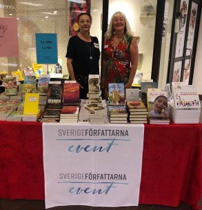 Pia F Davidson och Carina Aynsley signerar på bokhandeln Bok i Hudiksvall i augusti-20.