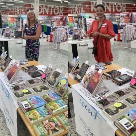 Pia F Davidson och Carina Aynsley signerar på ICA Maxi i Gävle den 25/7-21. Pia F Davidson och Carina Aynsley signerar på ICA Maxi i Gävle den 25/7-21.