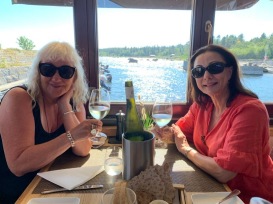 Carina Aynsley och Pia F Davidson på restaurang Lörudden utanför Sundsvall under sin turné.