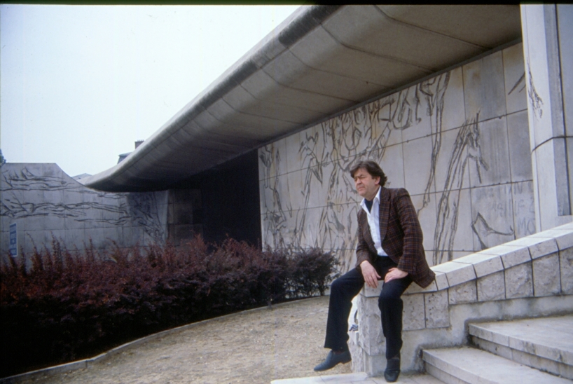 Bengt Olson framför ett av sina konstvärk i Paris. Bengt Olson framför ett av sina konstvärk i Paris.