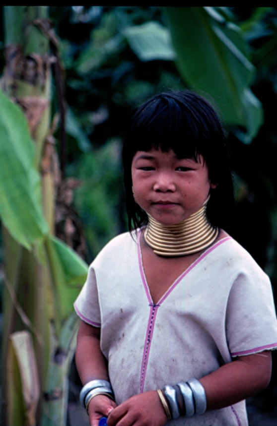 En thailändsk flicka med halsringar för att förlänga halsen. En thailändsk flicka med halsringar för att förlänga halsen.