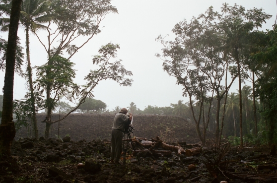Åke filmar utgrävningen i Samoa.