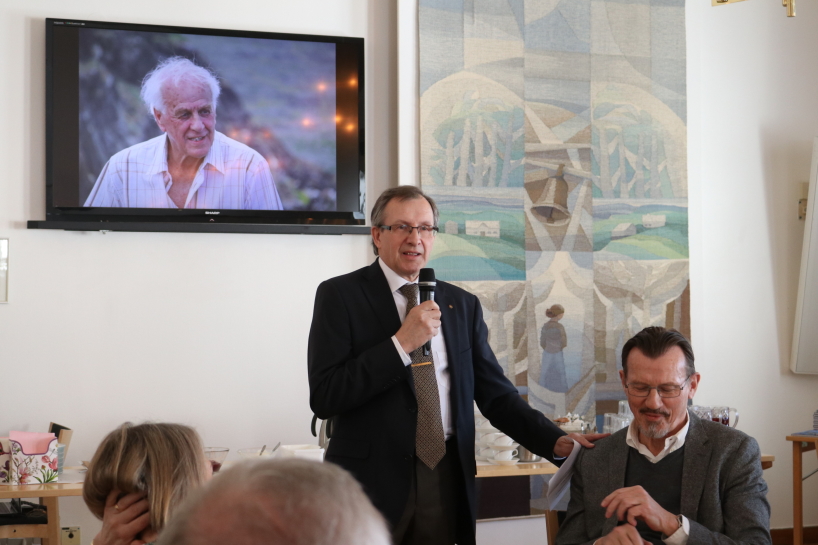 Stefan Degerlund presenterar författaren av boken Thor Ullerö. Bilder på Bengt rullade i bakrunden under dagen. Stefan Degerlund presenterar författaren av boken Thor Ullerö. Bilder på Bengt rullade i bakrunden under dagen.