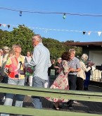 Juni. Dansparty i solsken