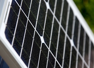 Bilden visar solceller som när de sätts ihop blir en solpanel. Bilden visar solceller som när de sätts ihop blir en solpanel.