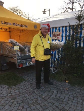 Rune hade fullt upp med att sälja julkärvar. Rune hade fullt upp med att sälja julkärvar.
