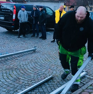 Lions diskuterar om de ska blanda sig i resningen av tältet Lions diskuterar om de ska blanda sig i resningen av tältet