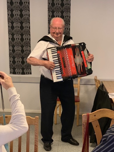 En härlig sommarfest med dragspel och god mat. En härlig sommarfest med dragspel och god mat.