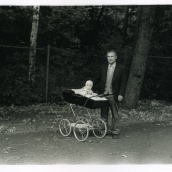 Fotokonstnär, Fotograf: Ava Valsten, Far och barnvagn 