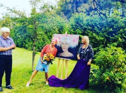 Årets kulturpristagare i Askersunds Kommun 2020. Priset var en oljemålning av Eva målad av Eva Phil. Årets kulturpristagare i Askersunds Kommun 2020. Priset var en oljemålning av Eva målad av Eva Phil.