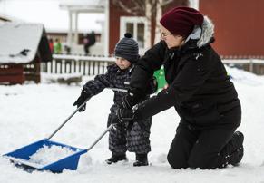 Arvid och Maria är första snöskottare på vår förskola. Arvid och Maria är första snöskottare på vår förskola.