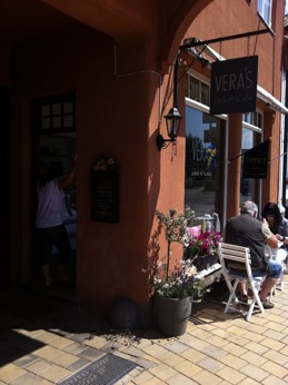 Här finns VERAS Deli & Café Här finns VERAS Deli & Café